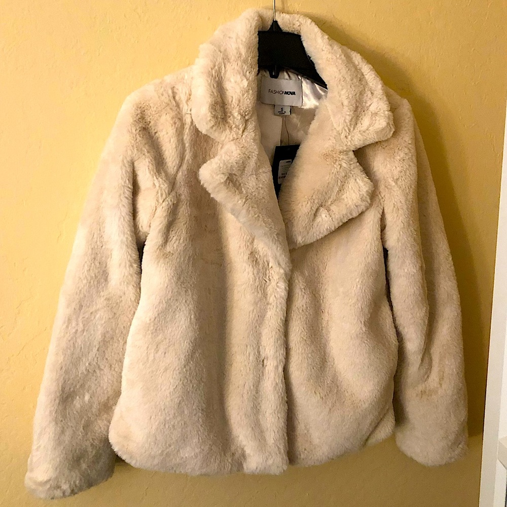Ivory faux fur jacket made by FashionNova in a size small. New w/ tags on.